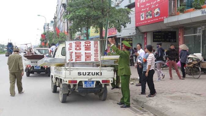 nghi-luan-giu-gin-an-ninh-trat-tu-duong-pho-chong-lan-chiem-via-he-long-le-duong-cua-luc-luong-cong-an-tphcm