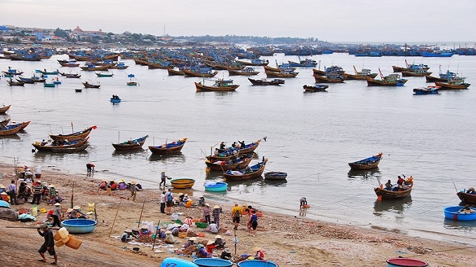 mieu-ta-quang-canh-cuoc-song-lang-chai-ven-bien