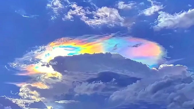 Đọc hiểu văn bản thông tin: NHỮNG ĐÁM MÂY NGŨ SẮC (Theo Nguyễn Xuân Thuỷ) 3 may-ngu-sac