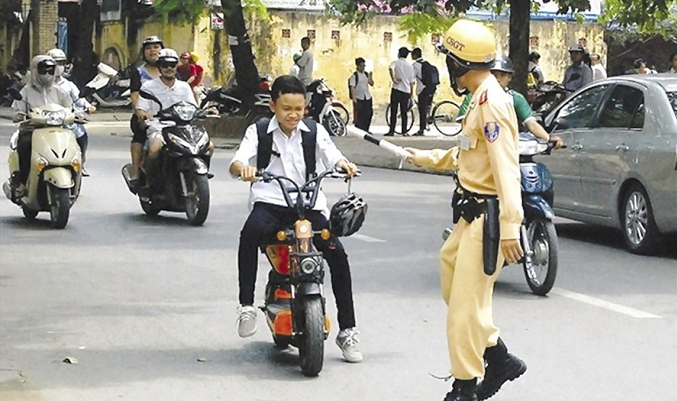 nghi-luan-thuc-trang-viec-doi-mu-bao-hiem-khi-tham-gia-giao-thong-cua-nguoi-dan-hien-nay